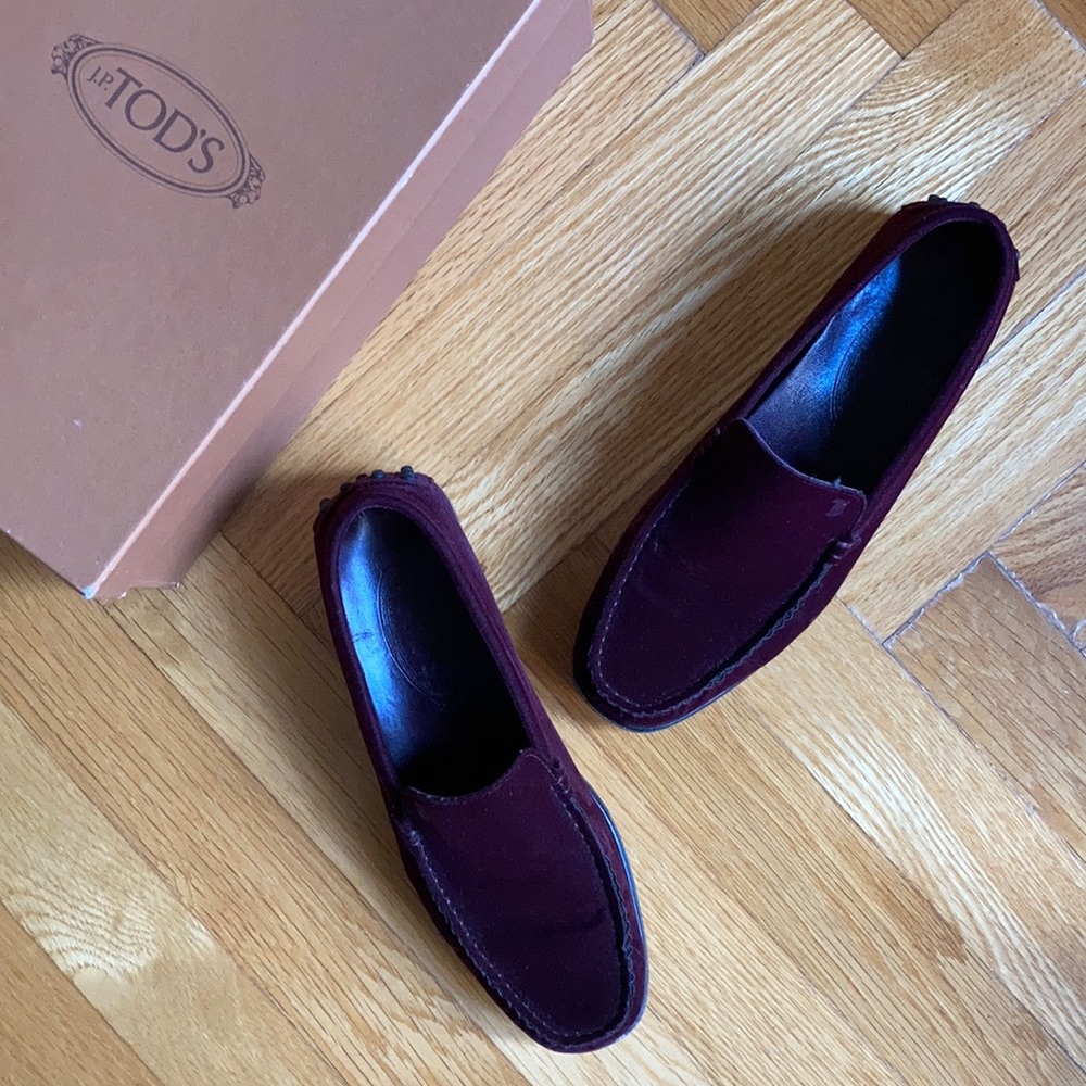 Tod’s velvet loafer driving shoe burgundy slip on flats Exceppent well kept